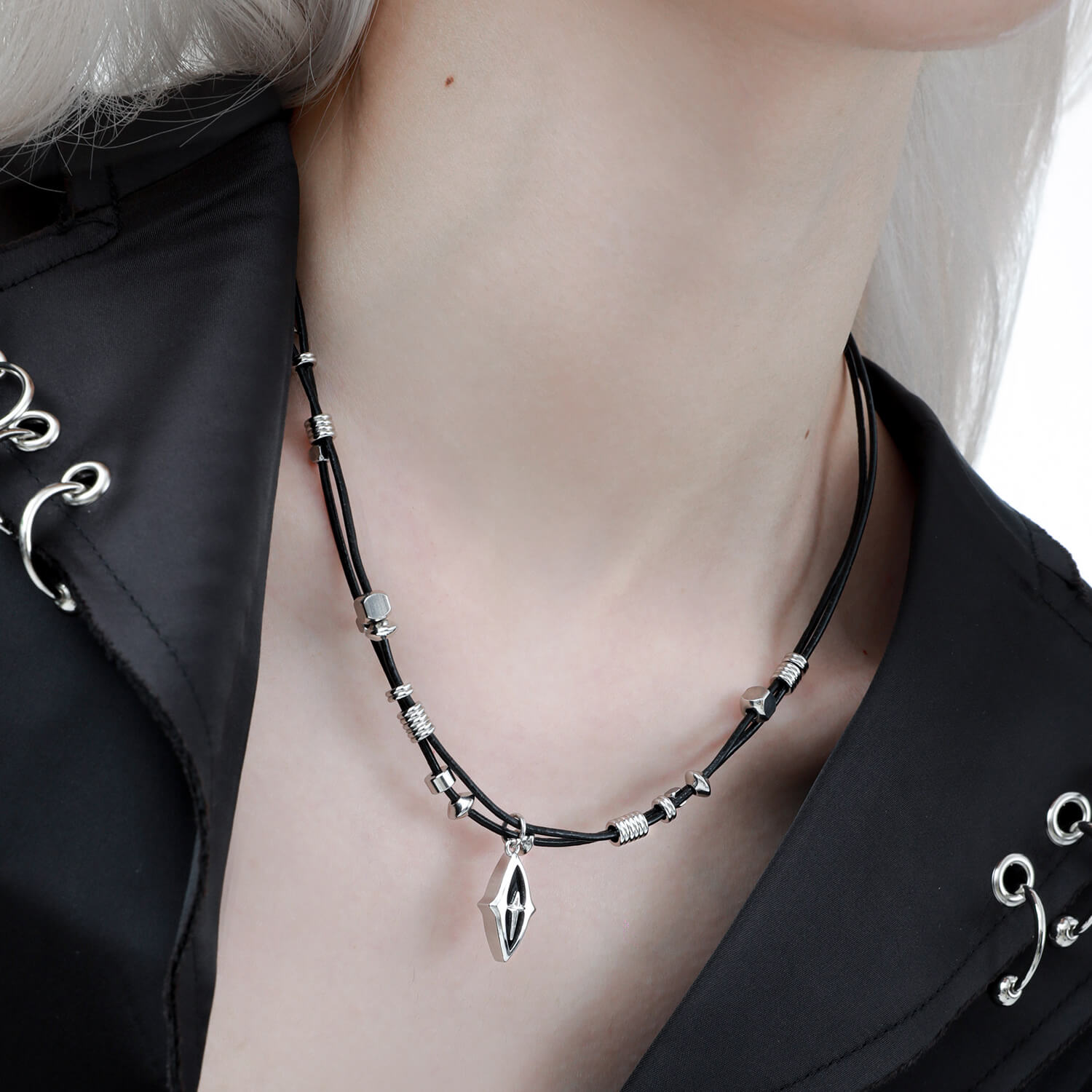 This genderless necklace is a bold choice for those seeking a flexible accessory. The absence of a tassel adds simplicity to the design, making it perfect for pairing with a leather jacket. 