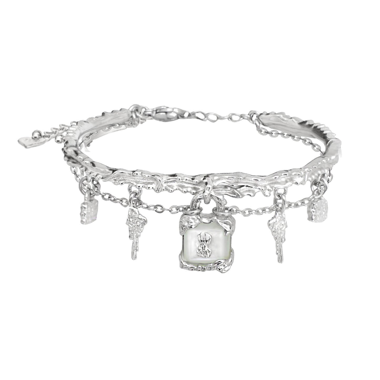 This bracelet is a testament to meticulous craftsmanship. It's made from white gold-plated copper, ensuring both quality and style. With a length of approximately 25cm, including a 5cm extension chain, it offers flexibility in wear. The bracelet weighs about 16.5g, providing a comfortable and lightweight experience.
