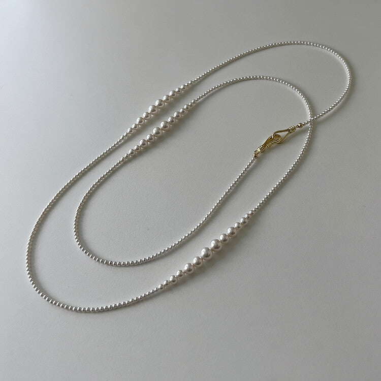 This classic white pearl sweater chain combines the timeless allure of pearls with the sophistication of vintage design.