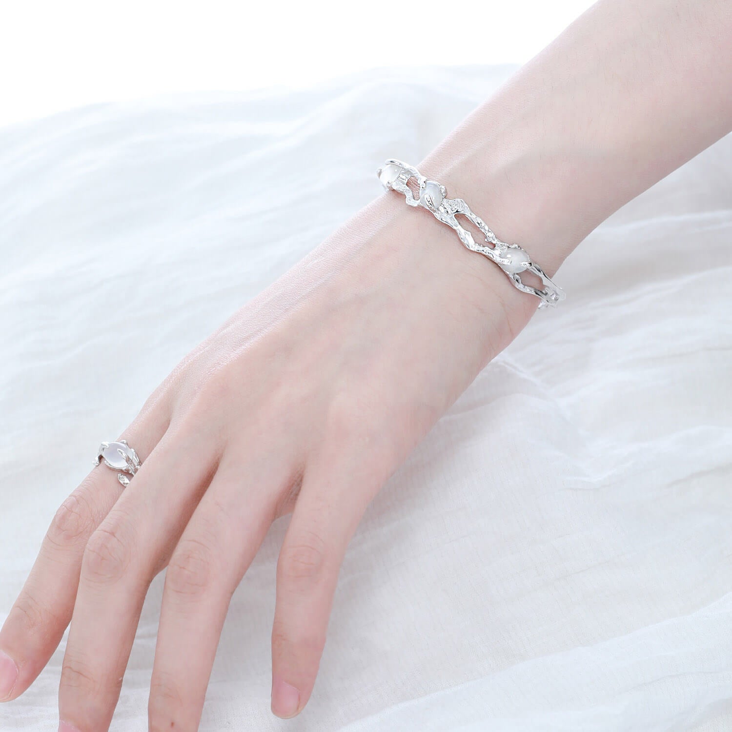 White Agate-Inlaid Beaded Bracelet  Buy at Khanie